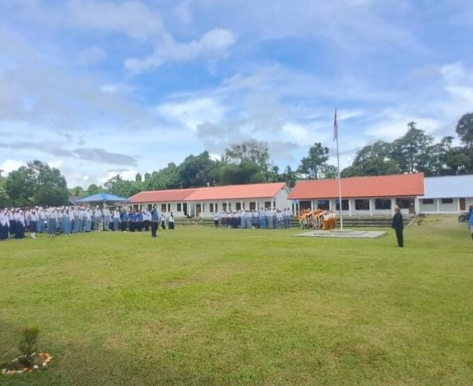 UPACARA HARI PENDIDIKAN NASIONAL 2025 DI SMA NEGERI 2 SARMI BERLANGSUNG KHIDMAT